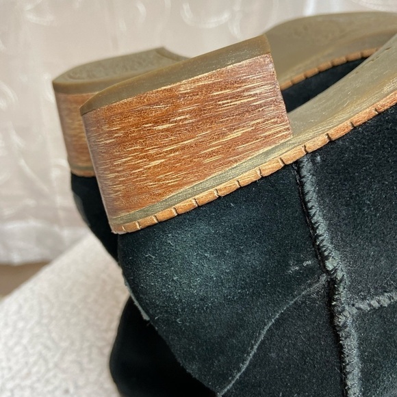 UGG Australia Cyrinda Black Suede Boots, 6 - Picture 5 of 11